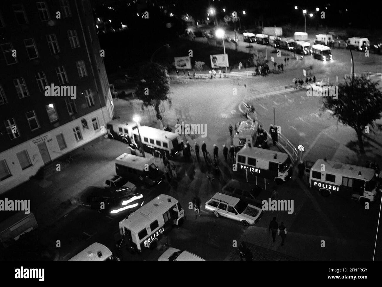Deutschland, Berlin, 01.05.1998, Polizeifahrzeuge sperren nach Ausschreitungen von der Oderberger Straße zu beiden Seiten. [Automatisierte Übersetzung] Stockfoto