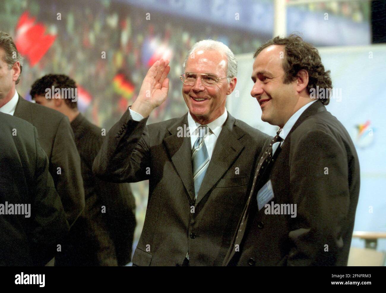 Fußball-Ziehung für die Europameisterschaft 2000 DFB-Vizepräsident Franz Beckenbauer (Deutschland links) und Michel Platini (Mitglied des FIFA-Exekutivkomitees Frankreich) 12.12.1999 FOTO: WEREK Press Photo Agency xxNOxMODELxRELEASExx Stockfoto