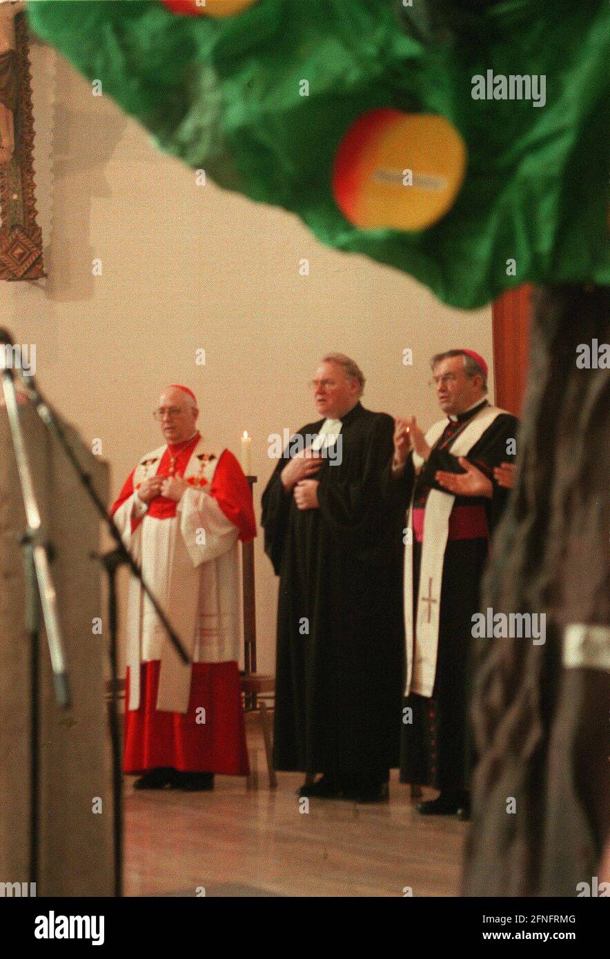 Deutschland, Berlin, 09.05.1998, Ökumenischer Familiendienst anlässlich der bundesweiten Eröffnung der Woche für das Leben 1998 in der katholischen Pfarrkirche St. Joseph in Berlin-Weißensee, (von links nach rechts): Georg Kardinal Sterzinsky, Präsident Manfred Kock / Vorsitzender des Rates der EKD, Bischof Karl Lehmann, Vorsitzender der Deutschen Bischofskonferenz, . [Automatisierte Übersetzung] Stockfoto