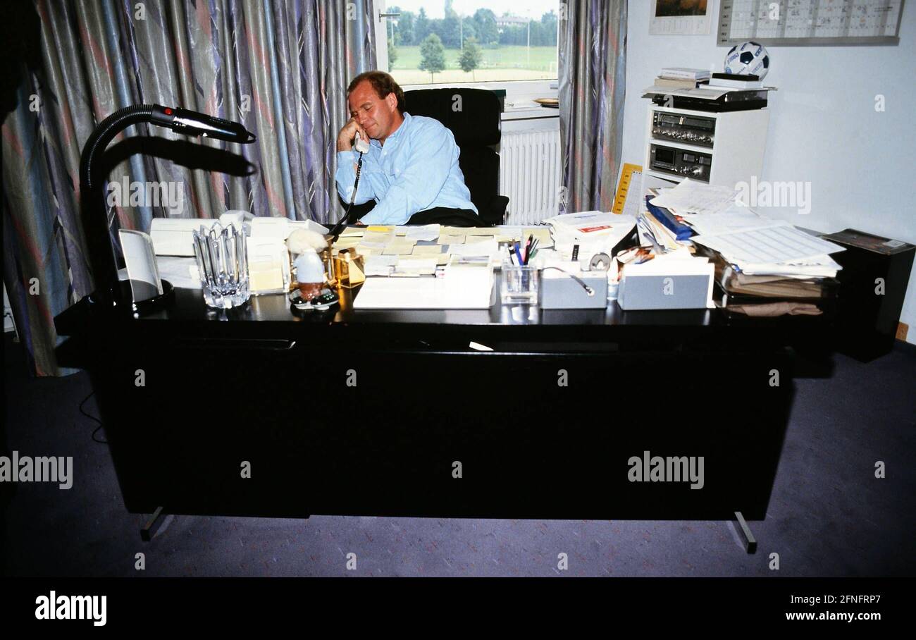 FUSSBALL 1. BUNDESLIGA-SAISON 1991/1992 Manager Uli Hoeness (FC Bayern München) sitzt am 01.11.1991 AN seinem Schreibtisch FOTO: WEREK Pressebildagentur xxNOxMODELxRELEASExx Stockfoto