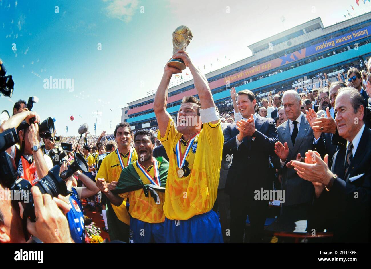 INTERNATIONALE FUSSBALL-WELTMEISTERSCHAFT 1994 FINALE Brasilien - Italien 17.07.1994 Carlos Dnicht (Brasilien) feiert mit der WM-Trophäe. Neben ihm Vizepräsident Al Gore (3. Von rechts) FIFA-Präsident Joao Havelange (2. Von rechts) und Joseph Blatter (rechts) FOTO: WEREK Press Photo Agency xxNOxMODELxRELEASExx Stockfoto