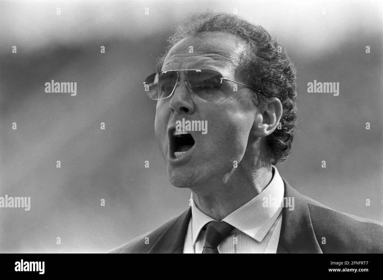 FUSSBALL 1. BUNDESLIGA SAISON 1993/1994 Bayern München - 1. FC Nürnberg 23.04.1994 Trainer Franz Beckenbauer (FC Bayern München) EMOTIONALES FOTO: WEREK Pressebilder xxNOxMODELxRELEASExx Stockfoto