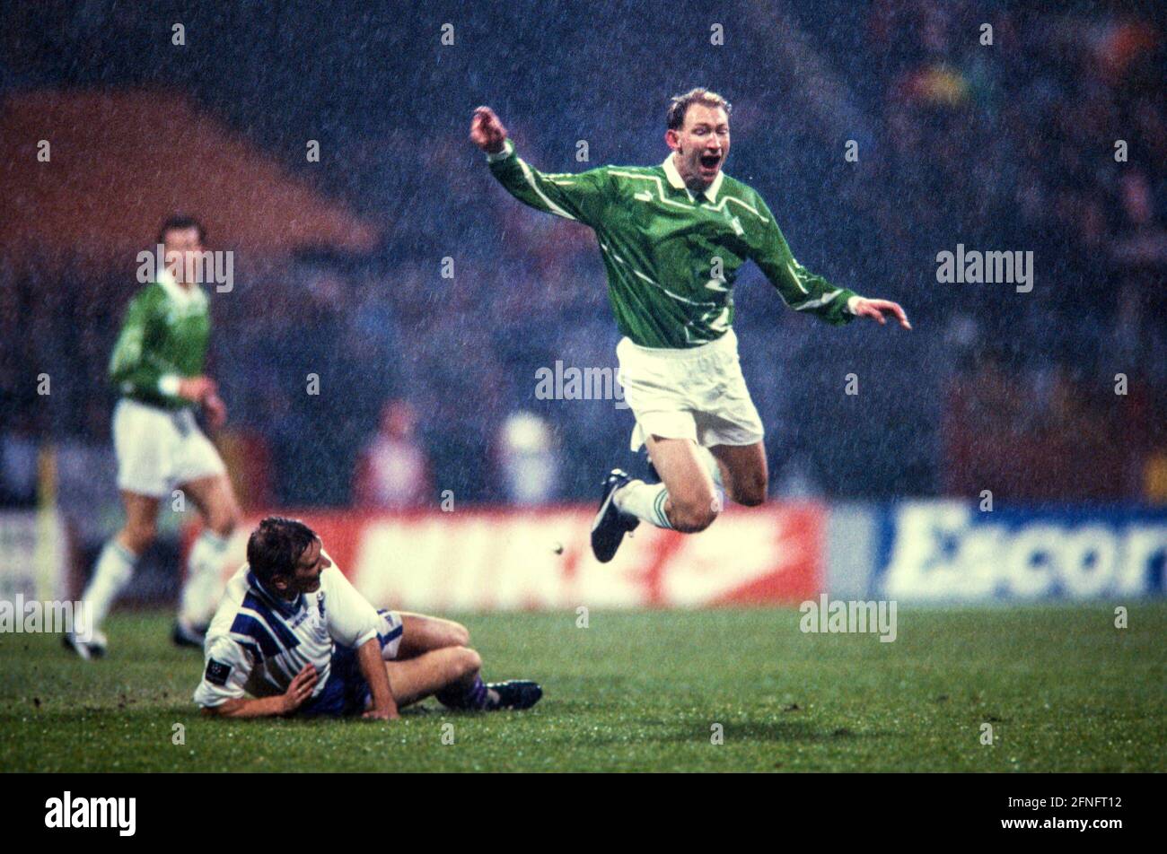 FUSSBALL 1. BUNDESLIGA-SAISON 1993/1994 Viertelfinale SV Werder Bremen - RSC Anderlecht 08.12.1993 Dieter Eilts (rechts, Werder Bremen) springt über Graeme Rutjes (links, Anderlecht) FOTO: WEREK Pressebildagentur xxNOxMODELxRELEASExx Stockfoto