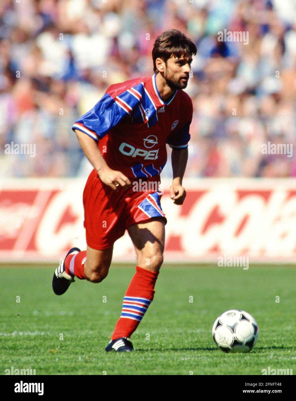 Fußball 1. Bundesliga 1993/1994 34. Spieltag 07.05.1994 FC Bayern München - FC Schalke 04 Oliver Kreuzer (FC Bayern München) am Ball FOTO: WEREK Pressebilder xxNOxMODELxRELEASExx Stockfoto