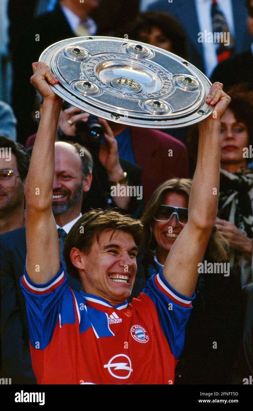 Fußball 1. Bundesliga 1993/1994 34. Spieltag 07.05.1994 Deutscher Meister FC Bayern München JUBEL FC Bayern München, Alexander Zickler mit Meisterschaftspokal FOTO: WEREK Pressebilder xxNOxMODELxRELEASExx Stockfoto