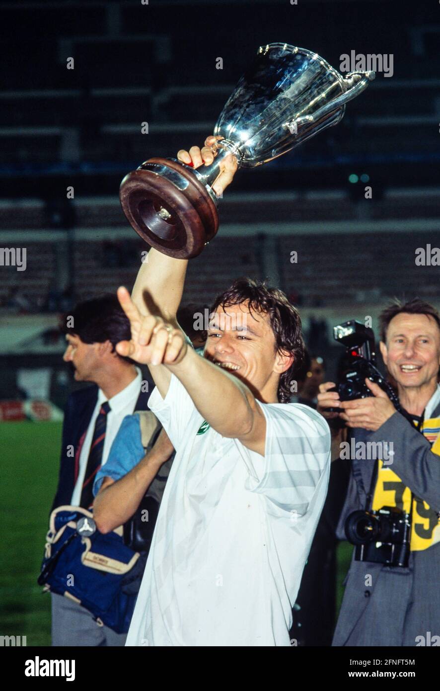 FUSSBALL-CUP DER POKALSIEGER SAISON 1991/1992 FINALE SV Werder Bremen - AS Monaco 06.05.1992 Wynton Rufer (SV Werder Bremen) jubelt über den Pokal FOTO: WEREK Pressebildagentur xxNOxMODELxRELEASExx Stockfoto
