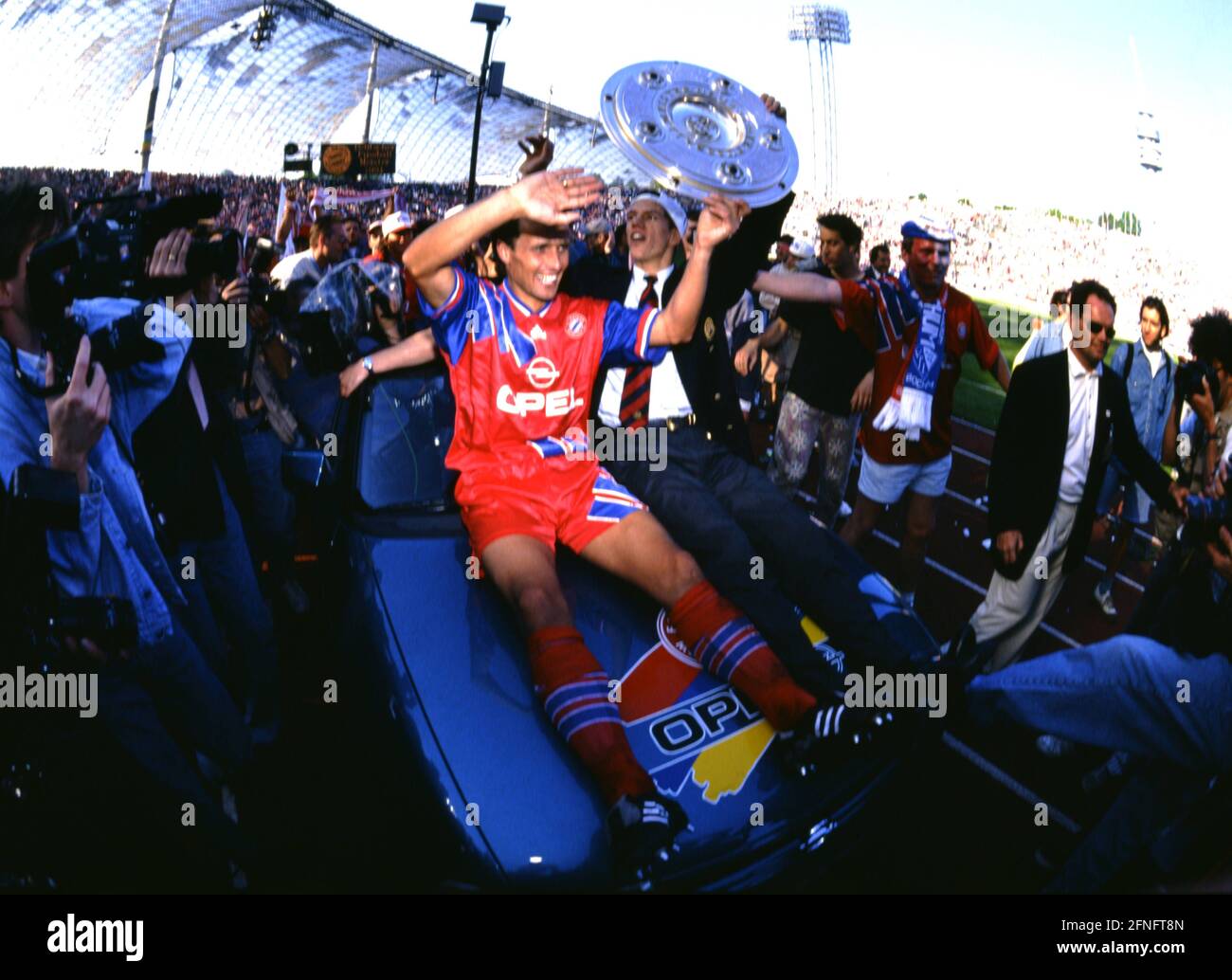 Fußball 1. Bundesliga 1993/1994 34. Spieltag 07.05.1994 Deutscher Meister FC Bayern München JUBEL FC Bayern München, Markus SCHUPP mit Meisterschaftspokal FOTO: WEREK Pressebilder xxNOxMODELxRELEASExx Stockfoto