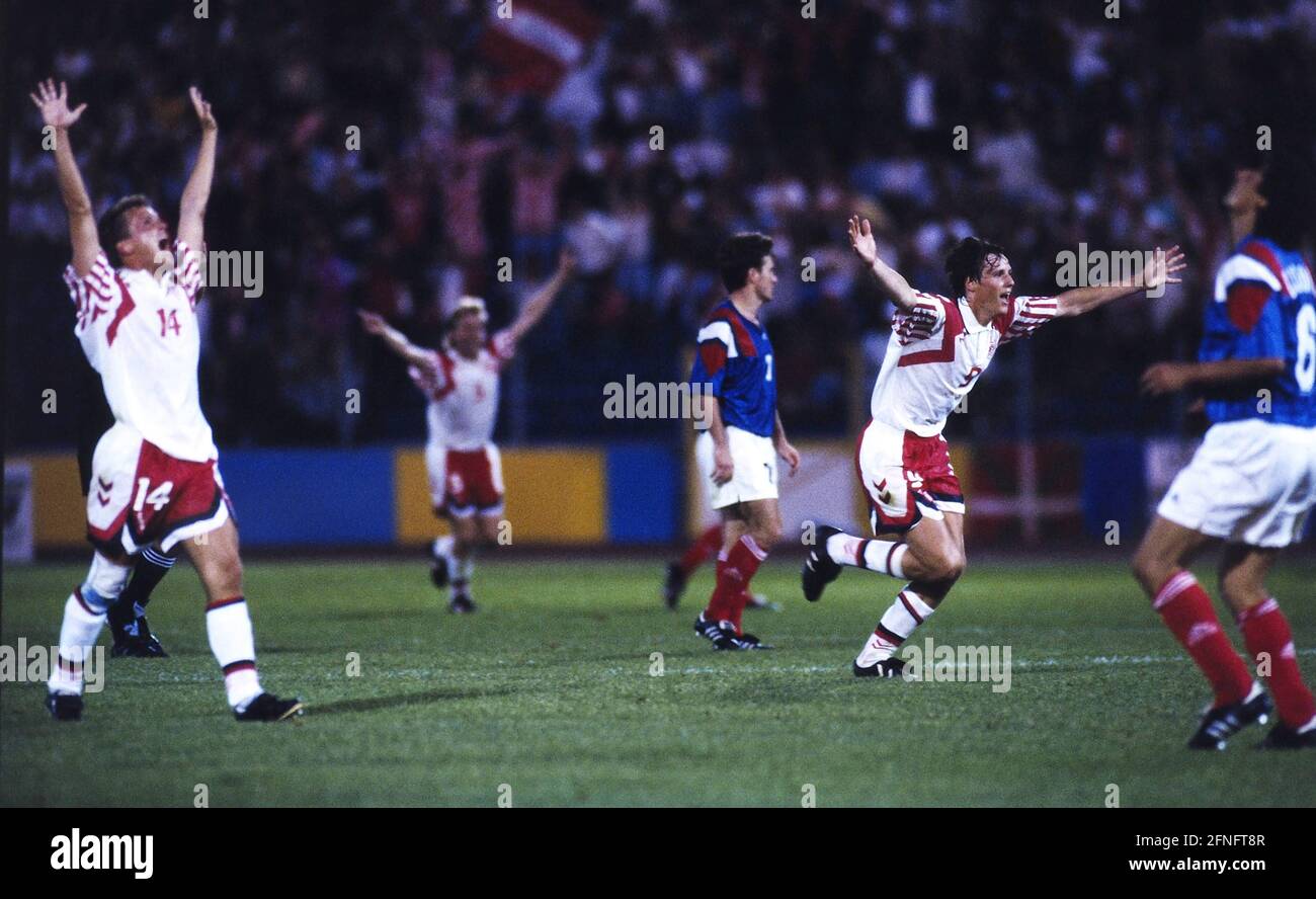 FUSSBALL-Europameisterschaft 1992 Frankreich - Dänemark 17.06.1992 Torben FRANK (links) und Flemming POVLSEN (2. Von rechts beide Dänemark) feiern Foto: WEREK Press Picture Agency xxNOxMODELxRELEASExx Stockfoto