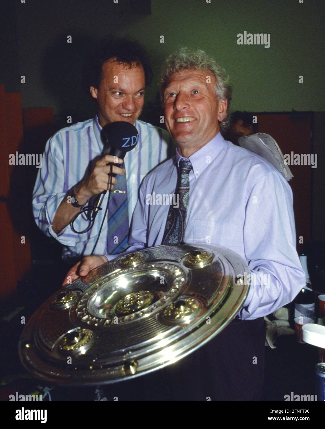 Fußball 1. Bundesliga-Saison 1990/1991 1. FC Köln - 1. FC Kaiserslautern 34. Matchday 15.06.1991 Trainer Karl-Heinz FELDKAMP (Kaiserslautern rechts) bei einem Interview in der Garderobe mit ZDF-Reporter Rolf TOEPPERWIEN (links) mit Meisterschaftspokal. FOTO: WEREK Press Photo Agency xxNOxMODELxRELEASExx [automatisierte Übersetzung] Stockfoto