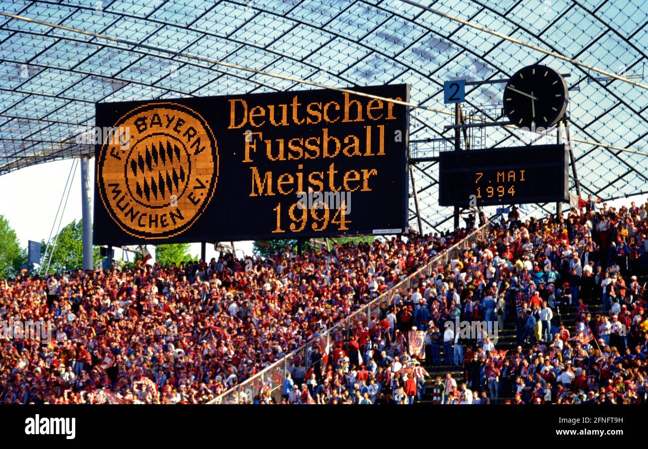 Fußball 1. Bundesliga 1993/1994 34. Spieltag 07.05.1994 auf der Anzeigetafel im Münchner Olympiastadion steht geschrieben, Deutscher Fußballmeister 1994 FC Bayern München FOTO: WEREK Pressebildentur xxNOxMODELxRELEASExx Stockfoto