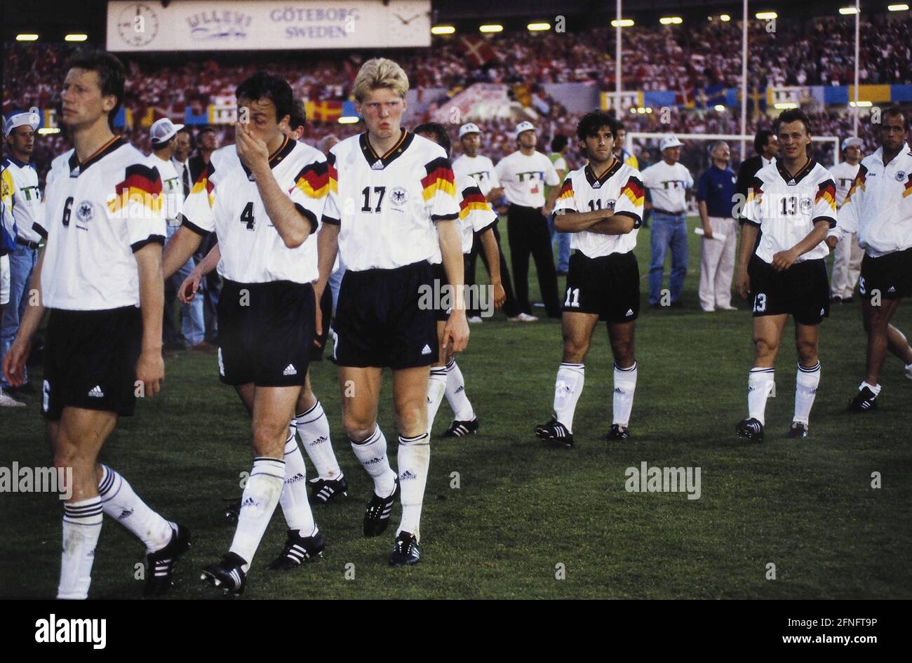 FUSSBALL Europameisterschaft 1992 Dänemark - Deutschland Finale 26.06.1992 Enttäuschung Deutschland: Guido BUCHWALD, Jürgen KOHLER, Stefan EFFENBERG, Karl-Heinz RIEDLE, Andreas THOM (flnr alle Deutschland) verlassen das Feld enttäuscht. FOTO: WEREK Press Photo Agency xxNOxMODELxRELEASExx [automatisierte Übersetzung] Stockfoto