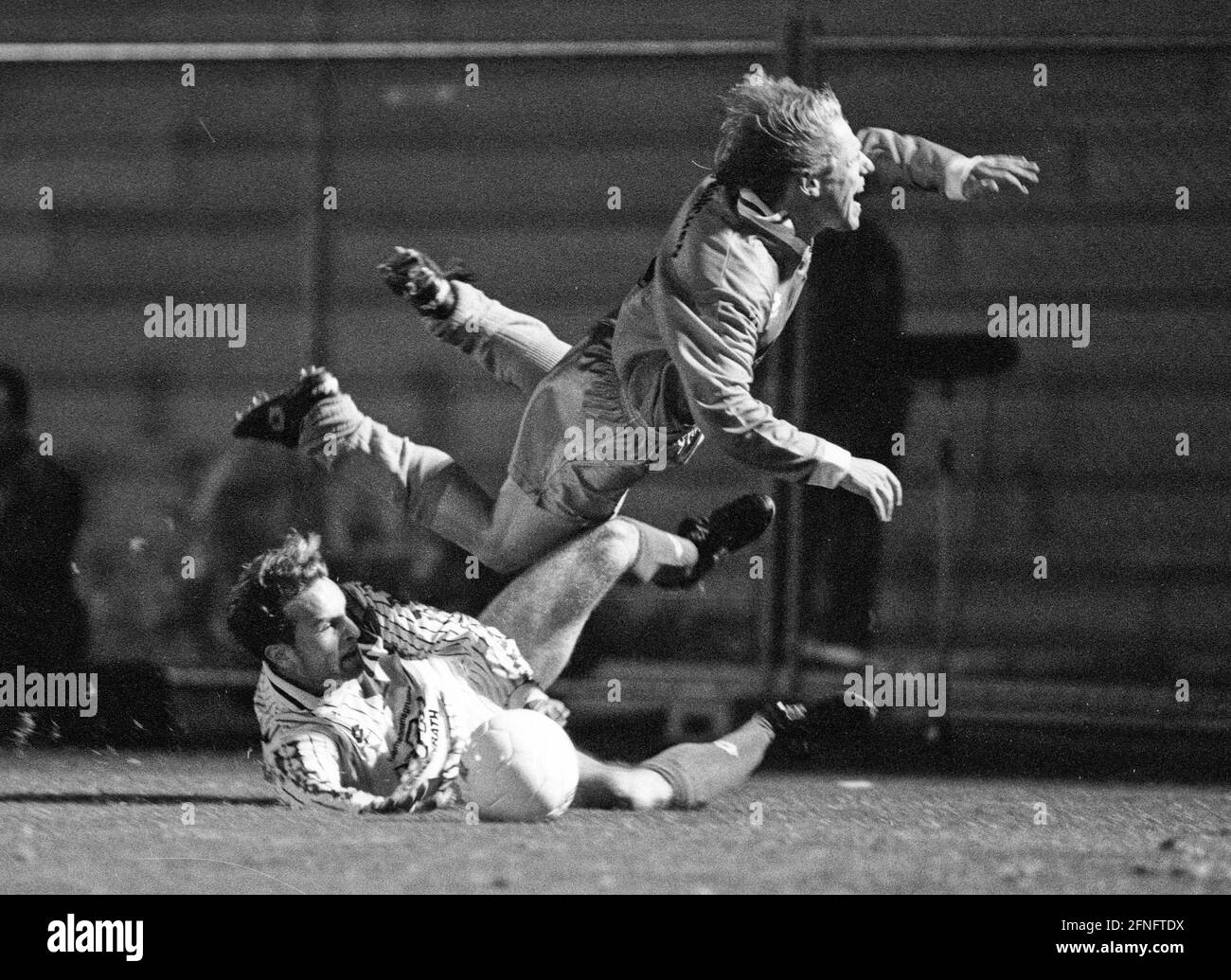 2. Bundesliga / Wuppertaler SV - TSV 1860 München /01.10.1993 / Peter Zeiler (1860) wird von Thorsten Schmugge (WSV) [Automatisierte Übersetzung] Stockfoto