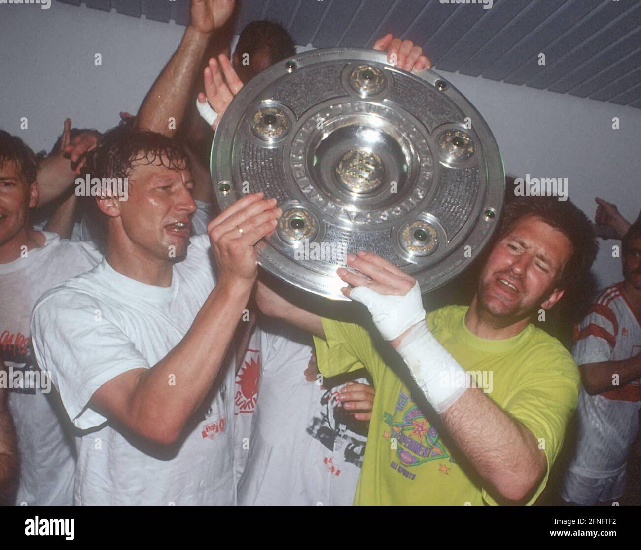 Fußball, 1. Bundesliga-Saison 1991/1992 Deutscher Meister 1992 VfB Stuttgart 16.05.1992 Guido BUCHWALD (links) und Torwart Eike IMMEL (rechts) mit der Meisterschaftspokal FOTO: WEREK Pressebilder xxNOxMODELxRELEASExx Stockfoto