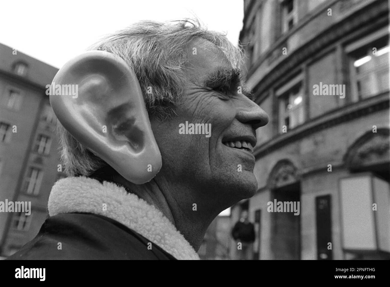 'Deutschland, Berlin, 30.01.1998, Verein der Berliner Strafverteidigungsanwälte (e.V.) hört aus Protest gegen den ''großen Lauschangriff'' mit dem Justizsenator Dr. Körting vor dem Fenster seiner Autorität im Rathaus Schöneberg rein, Christian Ströbele, Rechtsanwalt, Bündnis 90 / die Grünen mit großen Ohren, . [Automatisierte Übersetzung]' Stockfoto