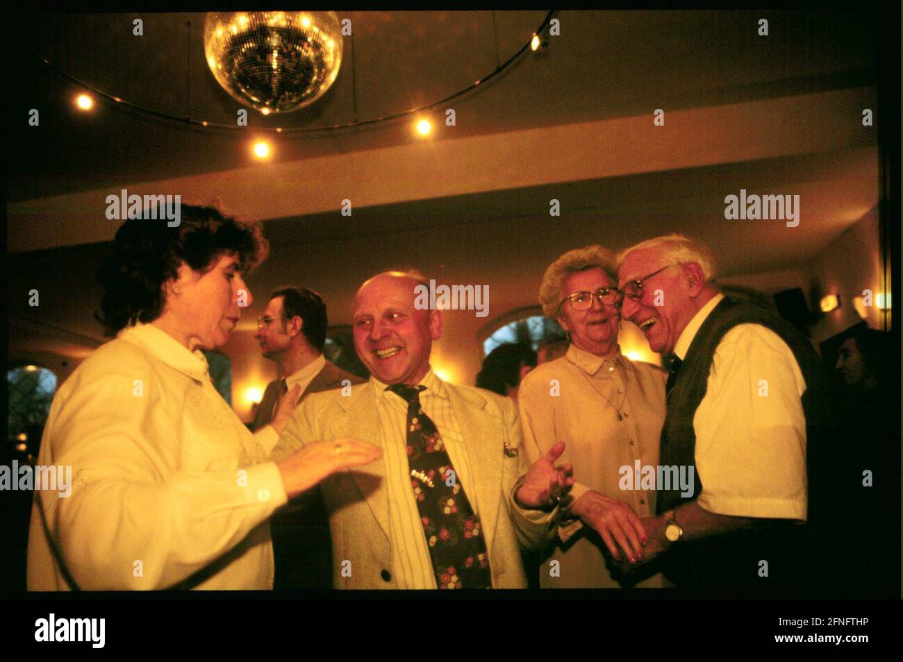 'Deutschland, Berlin, 13.12.1997, ''Tanztee'' Tanz für ältere Menschen im Prater Restaurant, jeden Samstag von 15 bis 18 Grad treffen sich meist die gleichen Leute, am Nachmittag gibt es im Prater niedrigere Preise, Berlin-Prenzlauer Berg. [Automatisierte Übersetzung]' Stockfoto
