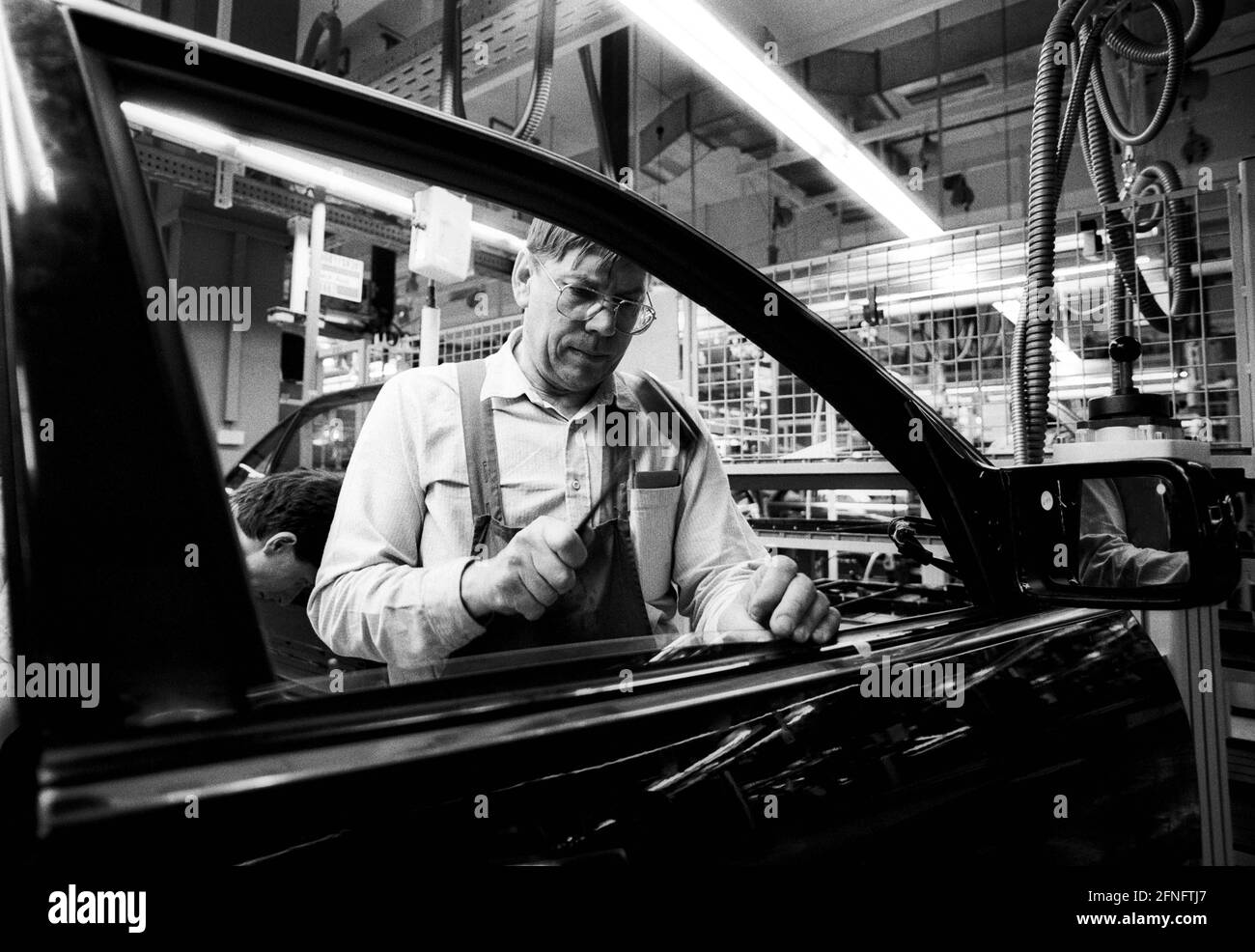 DEU , DEUTSCHLAND : Produktion der Mercedes-Benz S-Klasse im Werk Sindelfingen der Mercedes-Benz AG , hier : Karosseriearbeiten , Juni 1991 Stockfoto