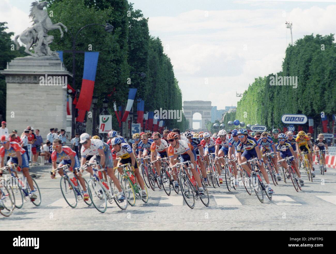 Tour de France 1997. Hauptfeld auf der Champs-Elysee mit L' Arc de Triomphe am 27.07.1997 [automatisierte Übersetzung] Stockfoto