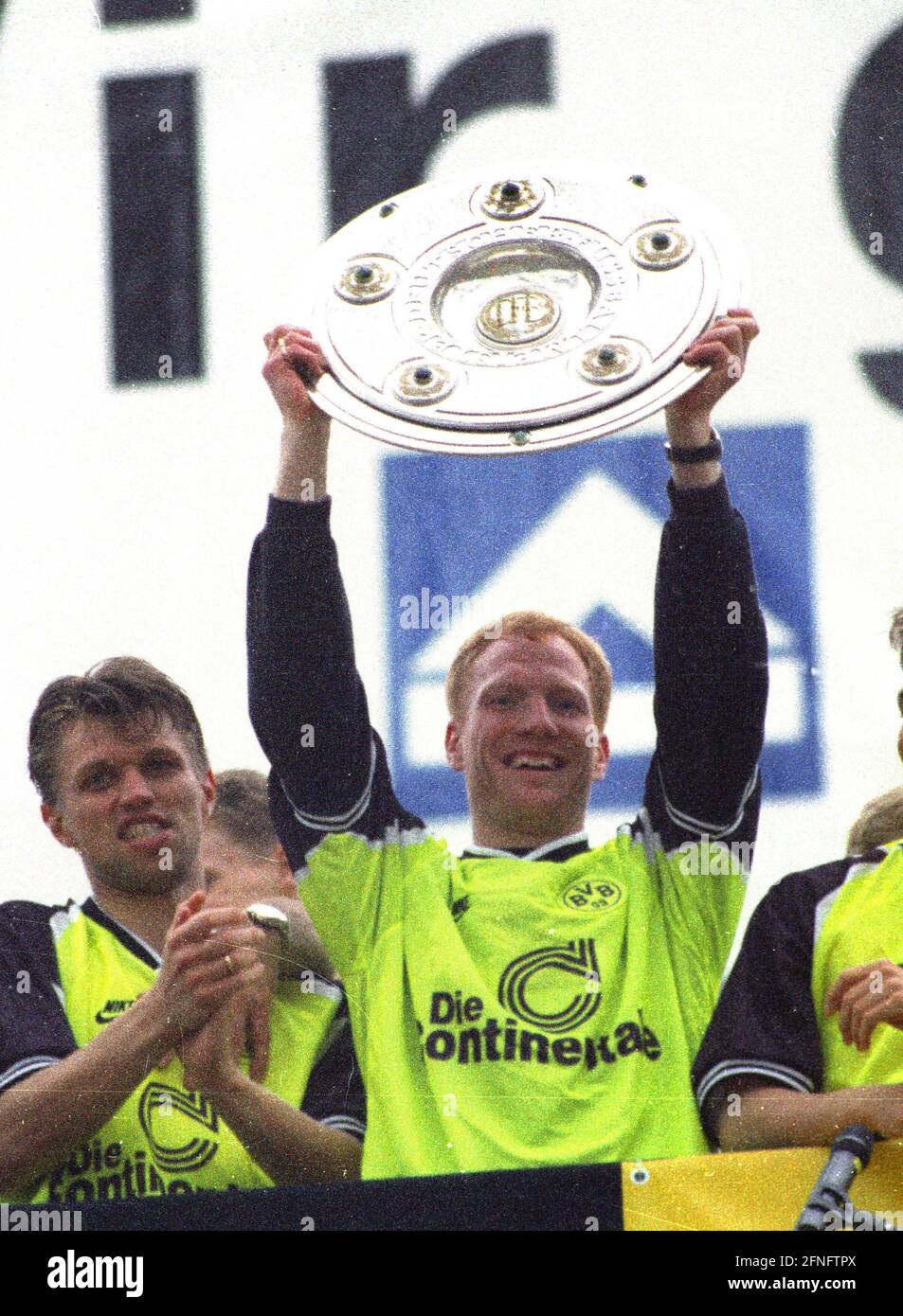 Borussia Dortmund - SC Freiburg 3:2 / 18.05.1996 / Meisterschaft Feier nach dem Spiel / Matthias Sammer mit der Meisterschaft Trophäe [automatisierte Übersetzung] Stockfoto