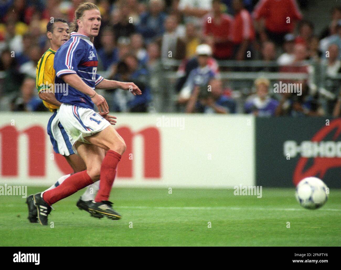 Weltmeisterschaft 1998 in Frankreich. Finale: Frankreich - Brasilien 3:0/12.07.1998 in St. Denis. Tor von Emmanuel Petit auf 3:0 für Frankreich (17). Hinten: Cafu (BH) ist zu spät. [Automatisierte Übersetzung] Stockfoto