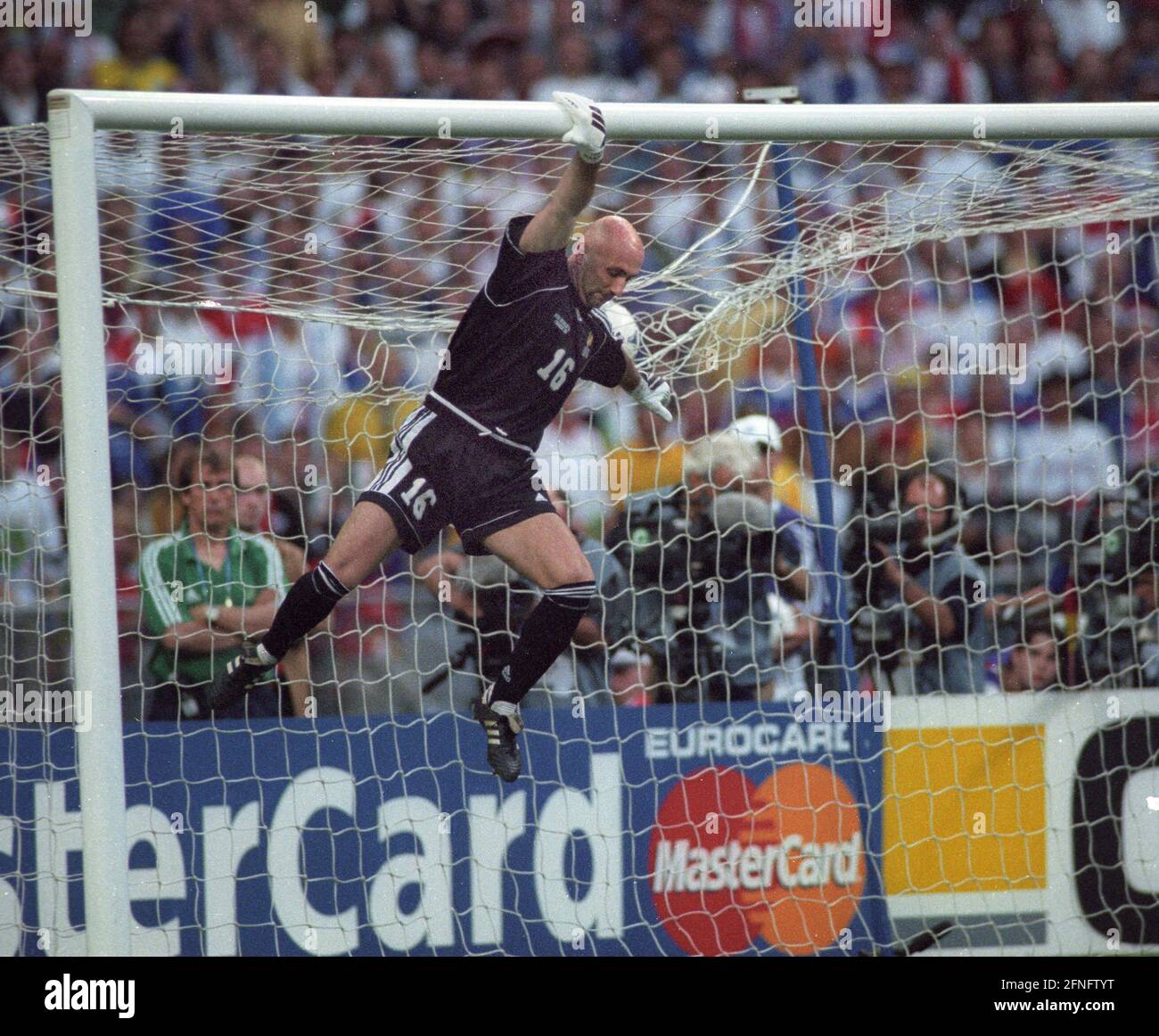 Weltmeisterschaft 1998 in Frankreich. Finale: Frankreich - Brasilien 3:0/12.07.1998 in St. Denis. Torhüter Fabien Barthez (FRA) hängt am Torpfosten. [Automatisierte Übersetzung] Stockfoto