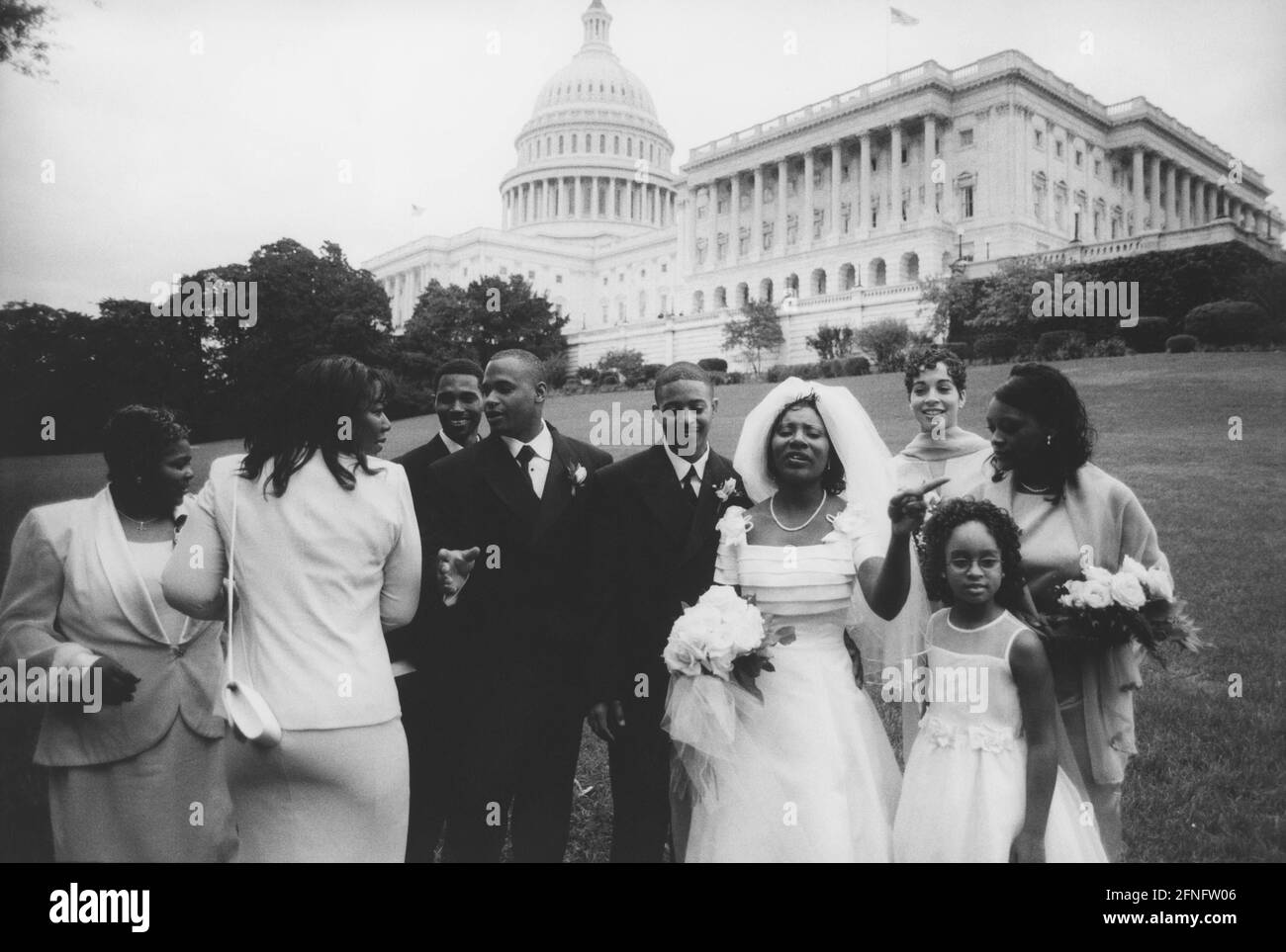 Eine afroamerikanische Hochzeitsfeier hat ihr Foto vor dem Capitol in Washington, D.C. gemacht [automatisierte Übersetzung] Stockfoto