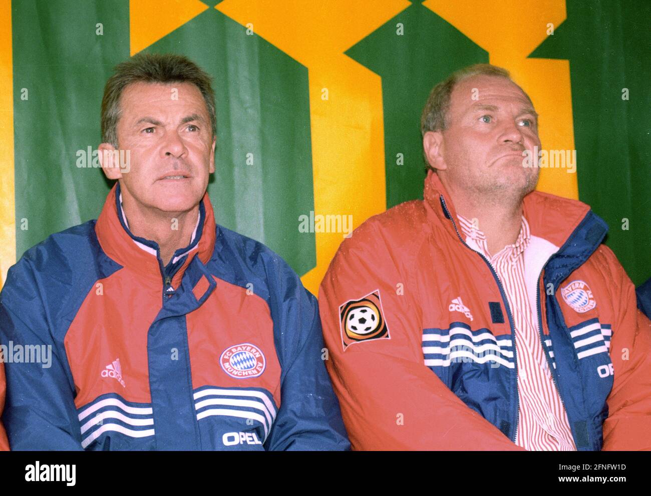 Ottmar Hitzfeld (links) als Trainer des FC Bayern München und Manager Uli Hoeneß Rec. 29.07.1998. DIE DFL REGELT DAS VERBOT DER VERWENDUNG VON FOTOS ALS BILDSEQUENZEN UND/ODER QUASI-VIDEO [AUTOMATISIERTE ÜBERSETZUNG] Stockfoto