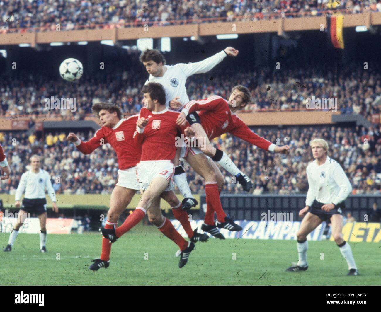 Fußball-Weltmeisterschaft 1978 in Argentinien Polen - Deutschland 0:0 Klaus  Fischer gegen 3 Polen rechts Rolf Rüssmann 01.06.1978, Eröffnungsspiel  Stockfotografie - Alamy