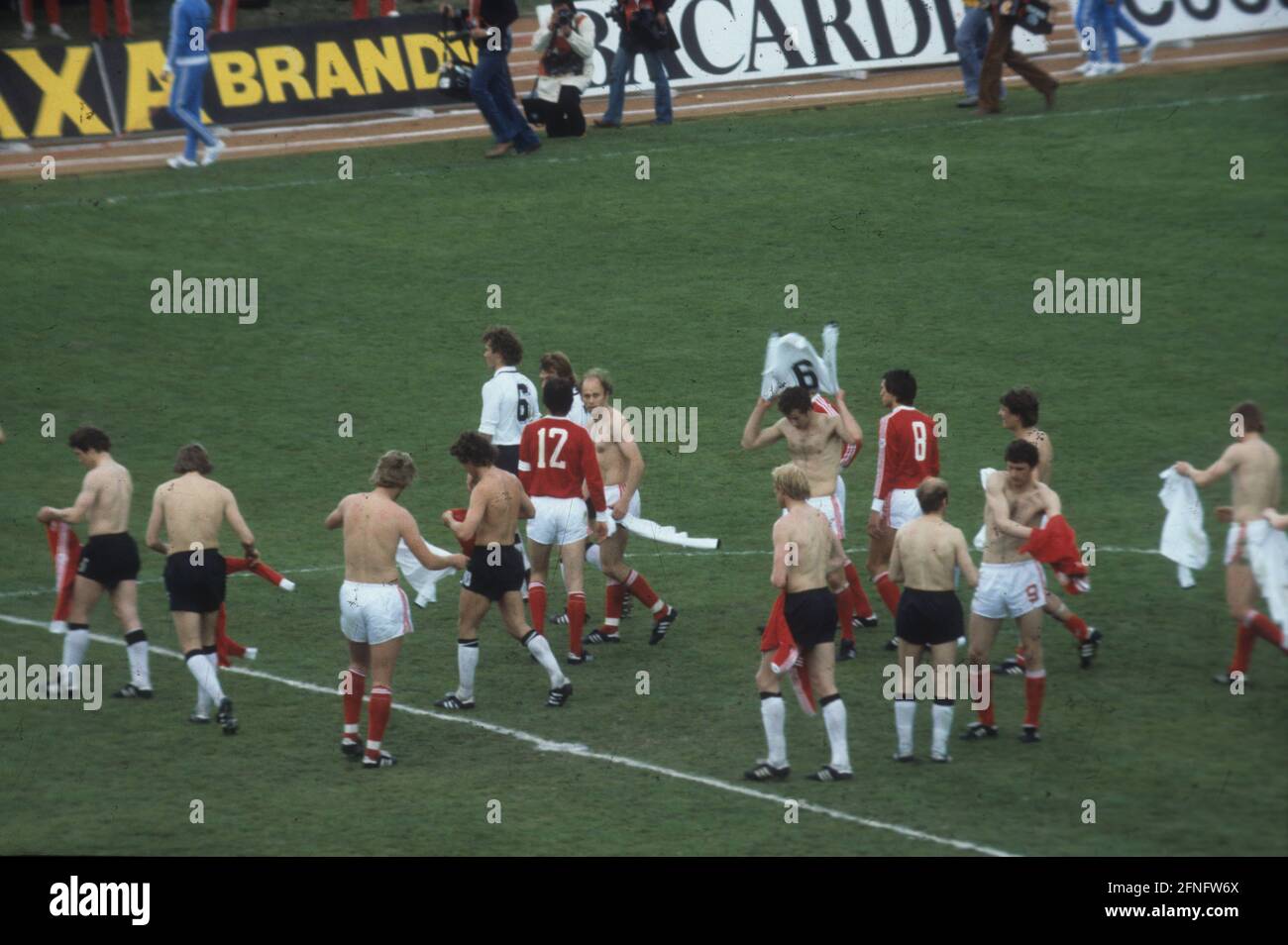 Fußball-Weltmeisterschaft 1978 in Argentinien Polen - Deutschland 0:0 01.06.1978, Eröffnungsspiel / Hemdwechsel nach dem Spiel [automatisierte Übersetzung] Stockfoto