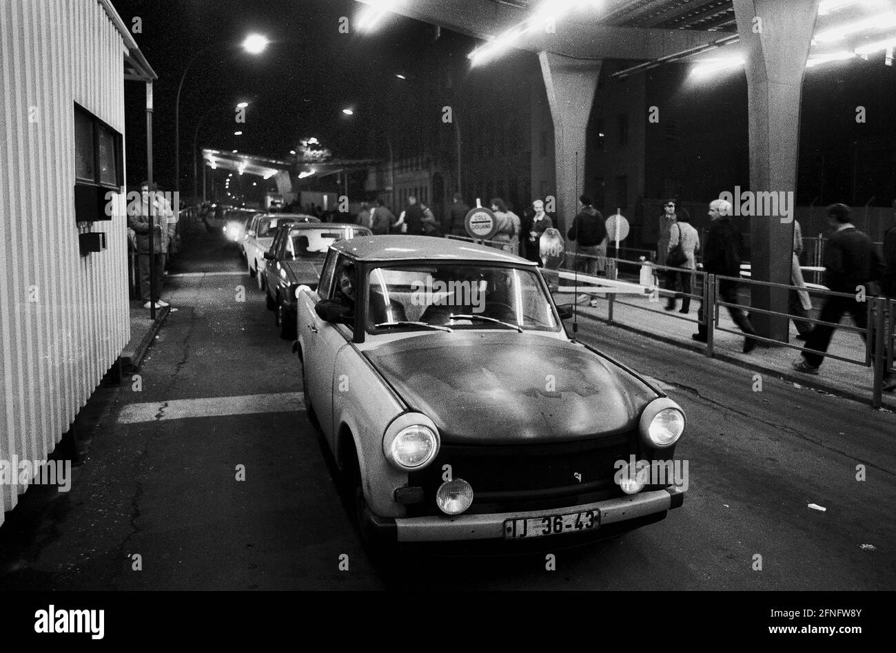 Berlin / Mitte / DDR / Vereinigung / Mauerfall / 1989 die Mauer bricht. Grenzübergang Invalidenstraße in der Nacht vom 9. Auf den 10. November 1989. Ostberliner reisen ohne Pass nach West-Berlin, die Mauer ist weg. // Vereinigung / Mauerfall / Geschichte / Kommunismus / DDR-Mauer / Vereinigung [automatisierte Übersetzung] Stockfoto