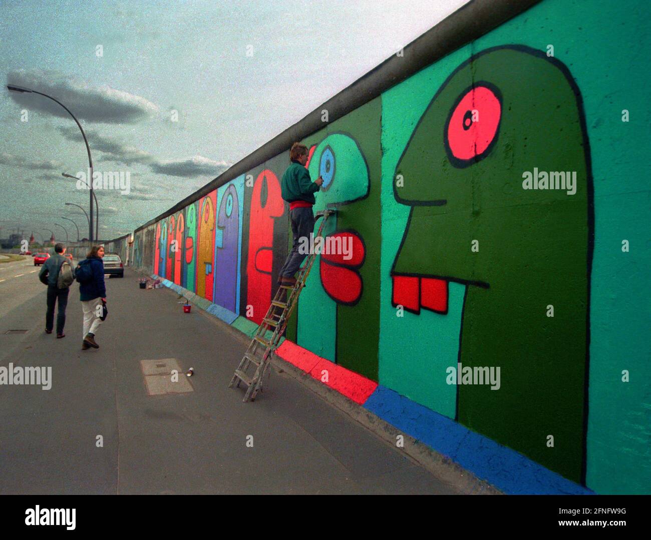 Berlin-Bezirke / DDR / Geschichte 9 / 1996 East Side Gallery. An einem Mauerstück in Friedrichshain, direkt an der Spree, haben viele Künstler 1990 die antiimperialistische Schutzmauer (auf der ehemaligen Ostseite) gemalt. Sie nannten das Stück der Mauer East Side Gallery. Hier flisten einige Künstler ihre zerstörten Werke // Kunst / Malerei / DDR Stockfoto