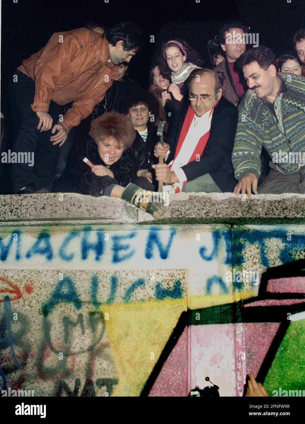 Berlin / DDR / Pariser Platz / 1989 die Berliner Mauer ist gefallen, Nacht vom 9. November auf den 10. November 1989, 11 Uhr. Berliner kletterten die Mauer am Brandenburger Tor. Die DDR-Grenzposten tun nichts. Die DDR geht in dieser Nacht zu Ende. // Vereinigung / Tiergarten Geschichte / Kommunismus [automatisierte Übersetzung] Stockfoto