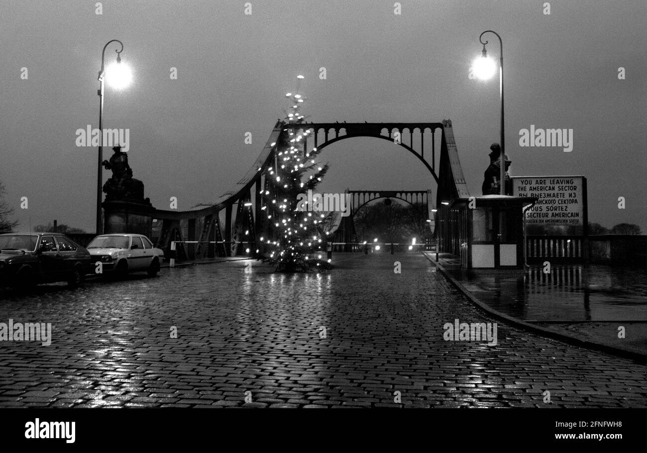 Berlin-Bezirk / DDR / Mauer / 1986 Zehlendorf: Glienicker-Brücke, genannt Brücke der Einheit. Im Hintergrund ist Potsdam. Wie jedes Jahr hat der Berliner Senat zur Erinnerung einen Weihnachtsbaum errichtet / Vereinheitlichung / [automatisierte Übersetzung] Stockfoto