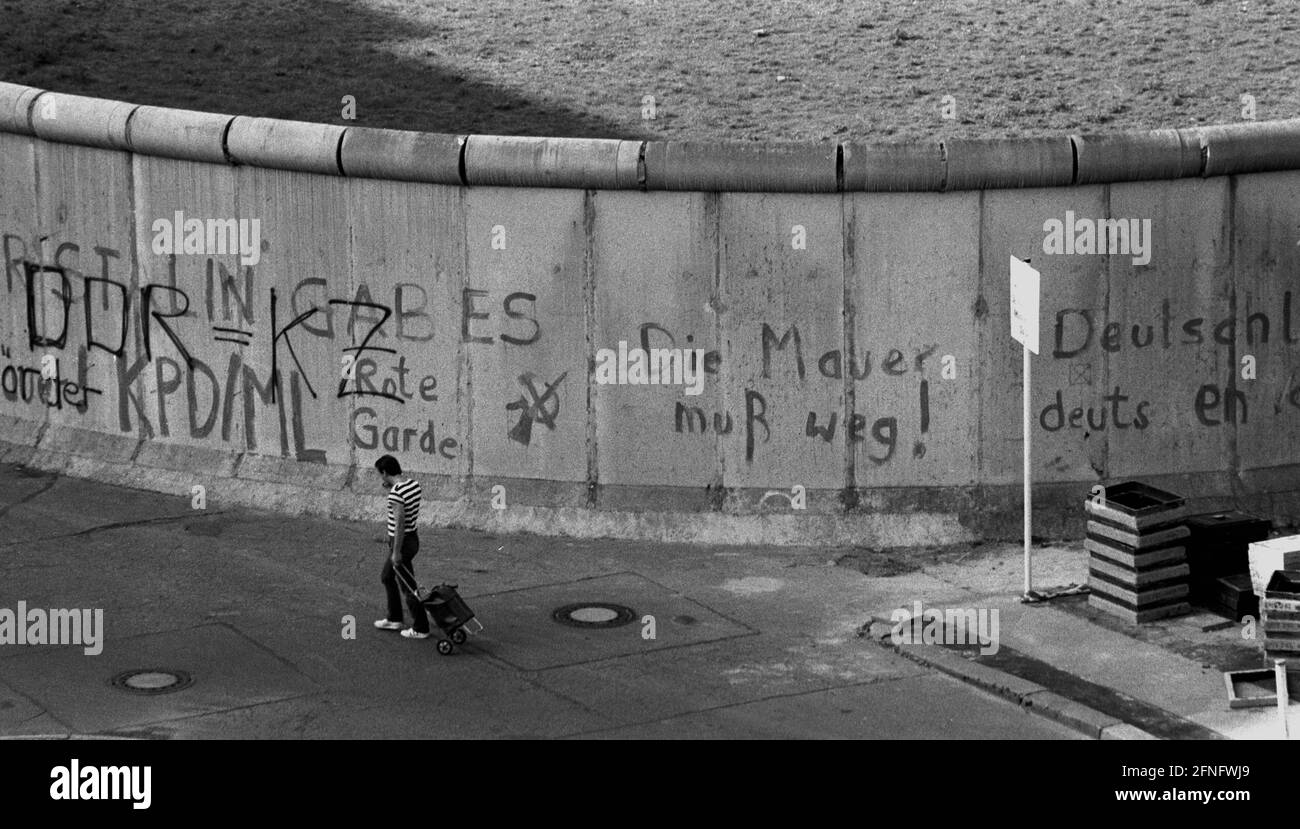 Berliner Bezirke / 1983 Alltag an der Mauer in Kreuzberg, Stallschreiberstraße. Hinter der Mauer befindet sich Berlin-Mitte (Ost-Berlin), davor Kreuzberg. // DDR-Mauer / [automatisierte Übersetzung] Stockfoto