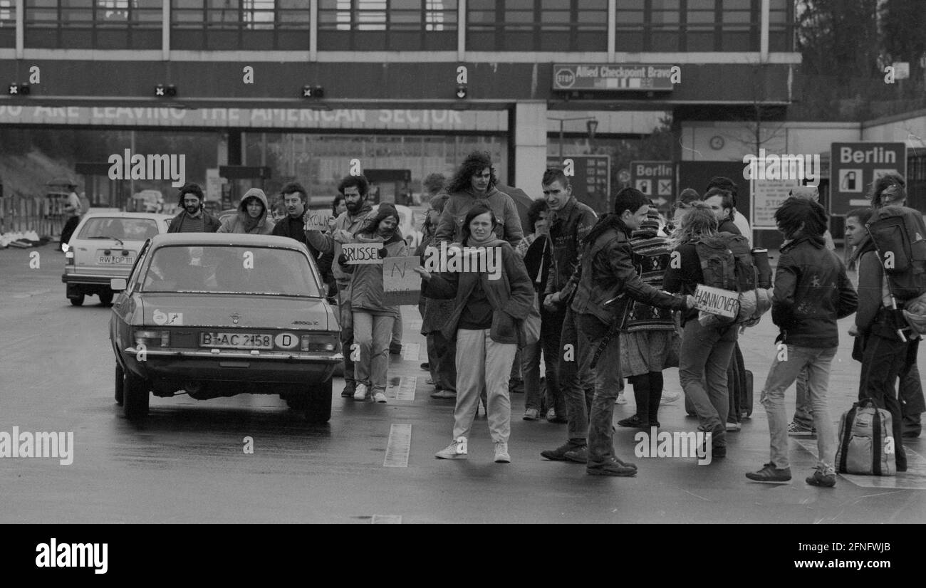 Berlin-Bezrike / DDR / Mauer / 4 / 1982 Osterverkehr am Grenzübergang Dreilinden. Dort verließ man West-Berlin in Richtung Hannover oder München. Sie verlassen den amerikanischen Sektor zeigt den Besatzungsstatus von West-Berlin. Die USA, Frankreich und Großbritannien waren für die Überquerung des Checkpoint Bravo verantwortlich. Hinter der Brücke begann die DDR. Für die Durchreise brauchte man ein Visum, das auf DDR-Seite zur Verfügung stand. // Berlin-Status / Checkpoint / Grenze / Bezirke / // Geschichte / Geschichte / Kommunismus / Alliierten [automatisierte Übersetzung] Stockfoto