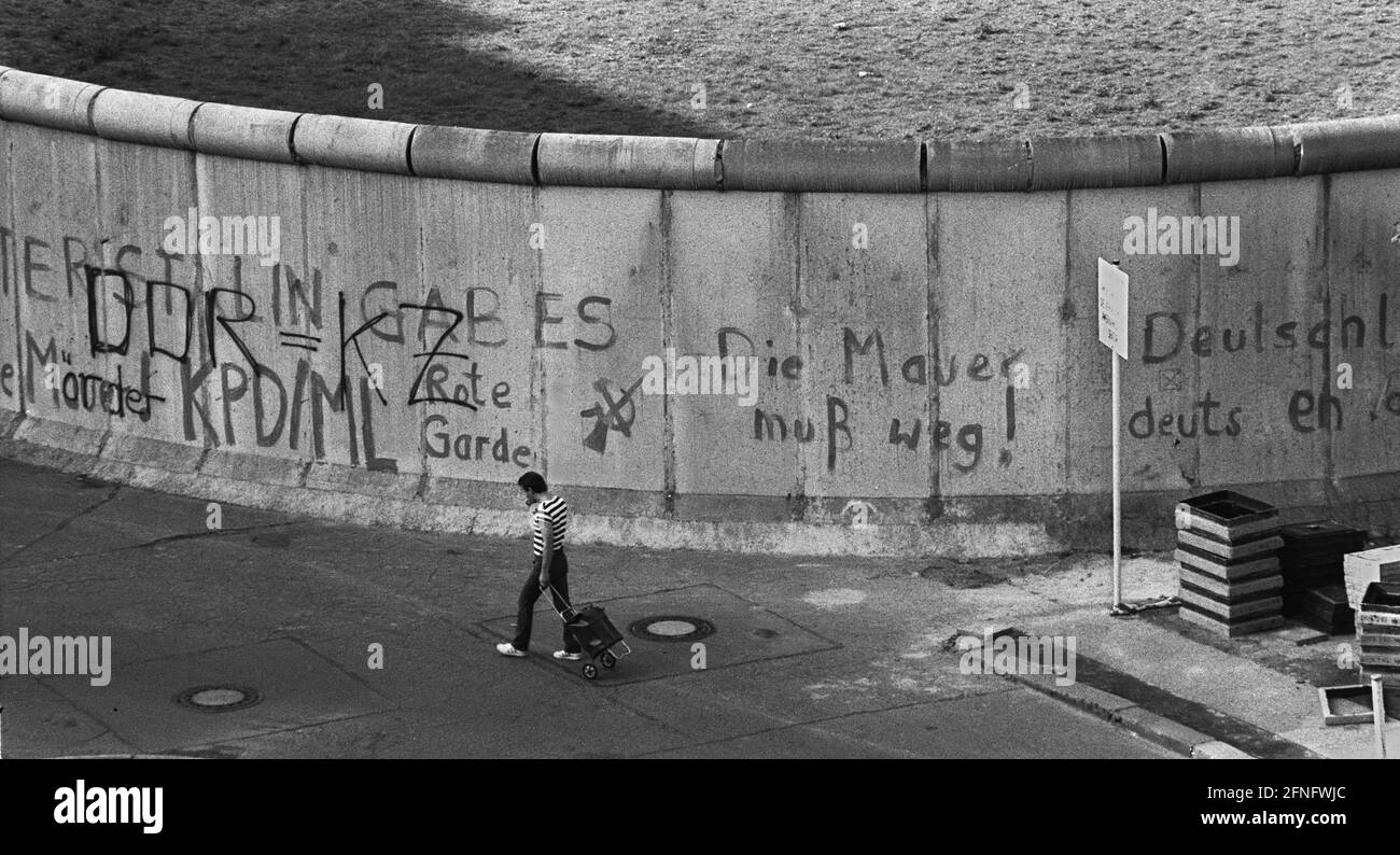 Berliner Bezirke / 1983 Alltag an der Mauer in Kreuzberg, Stallschreiberstraße. Hinter der Mauer befindet sich Berlin-Mitte (Ost-Berlin), davor Kreuzberg. // DDR-Mauer / [automatisierte Übersetzung] Stockfoto