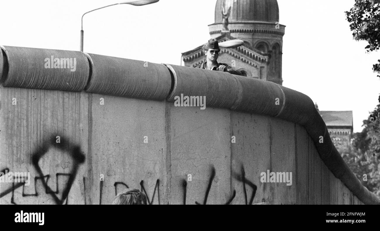 Berlin-Bezirke / Mauer / Kreuzberg / Mitte/ 1983 Legiendamm, über einer DDR-Grenzwache blickt über die Mauer // DDR / Grenze / Geschichte / Kommunismus Stockfoto