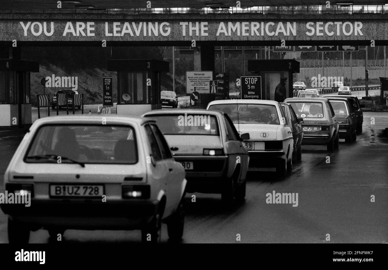 Berlin-Bezrike / DDR / Mauer / 4 / 1982 Osterverkehr am Grenzübergang Dreilinden. Dort verließ man West-Berlin in Richtung Hannover oder München. Sie verlassen den amerikanischen Sektor zeigt den Besatzungsstatus von West-Berlin. Die USA, Frankreich und Großbritannien waren für die Überquerung des Checkpoint Bravo verantwortlich. Hinter der Brücke begann die DDR. Für die Durchreise brauchte man ein Visum, das auf DDR-Seite zur Verfügung stand. // Berlin-Status / Checkpoint / Grenze / Bezirke / // Geschichte / Geschichte / Kommunismus / Alliierten [automatisierte Übersetzung] Stockfoto