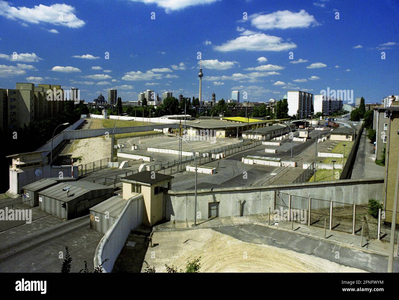 Berlin-Bezirke / Kreuzberg / Mitte / 1986 Grenzübergang Heinrich-Heine-Straße zwischen Kreuzberg (links) und Mitte. Es ist für westdeutsche Besucher in Ost-Berlin reserviert. Sie können die verschiedenen Barrieren erkennen. Betonblöcke auf der Farhbahn sollen das Durchbrechen von Lkws verhindern. // DDR / Berliner Mauer / DDR-Staat / Mauerbezirke / Geschichte / Kommunismus / Ansichten [automatisierte Übersetzung] Stockfoto