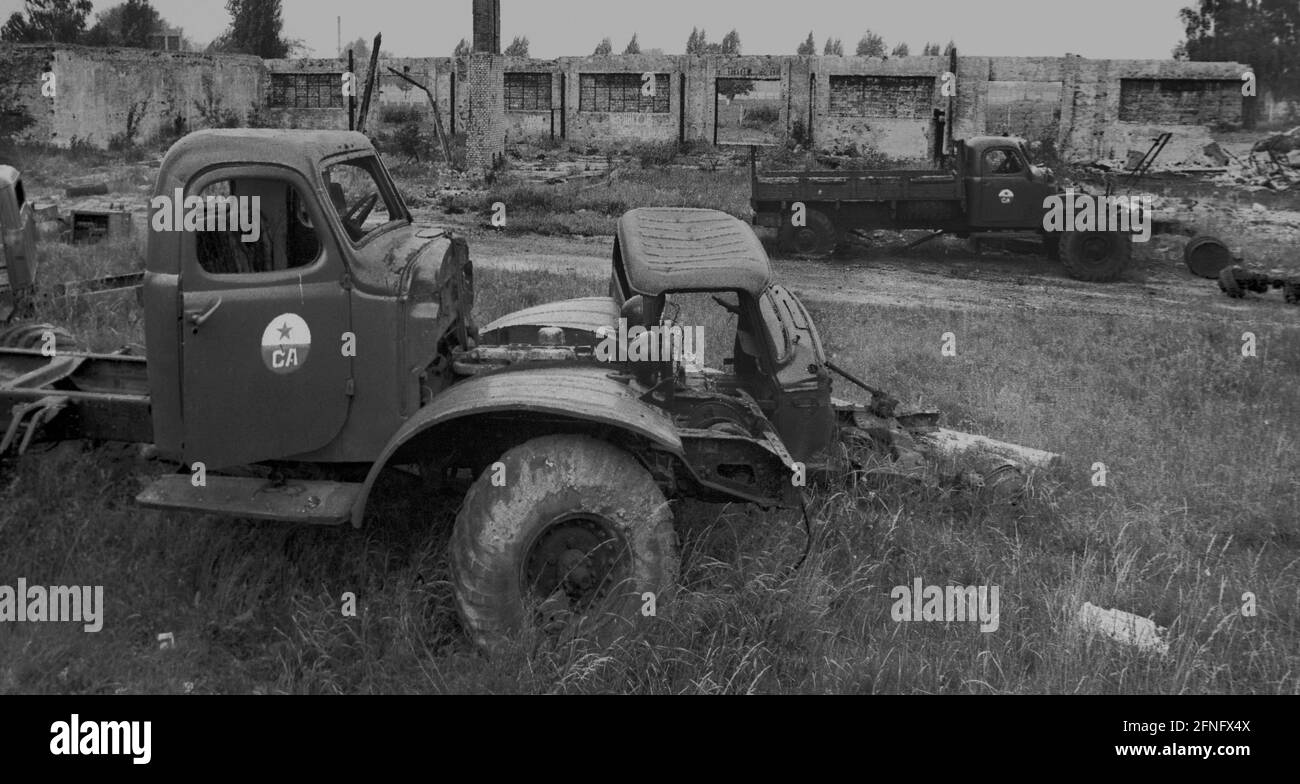 Sachsen-Anhalt / DDR-Land / Sowjets 1991 ehemalige sowjetische Kaserne in Wittenberg. Die Soldaten sind weg, der Müll ist geblieben. Große Flächen der ehemaligen Kasernen und Rangierplätze sind noch nicht saniert, russische Lastwagen, halbkanibalisiert // Rote Armee / Kasernen / Umwelt / Beruf / Einheit / Militär [automatisierte Übersetzung] Stockfoto