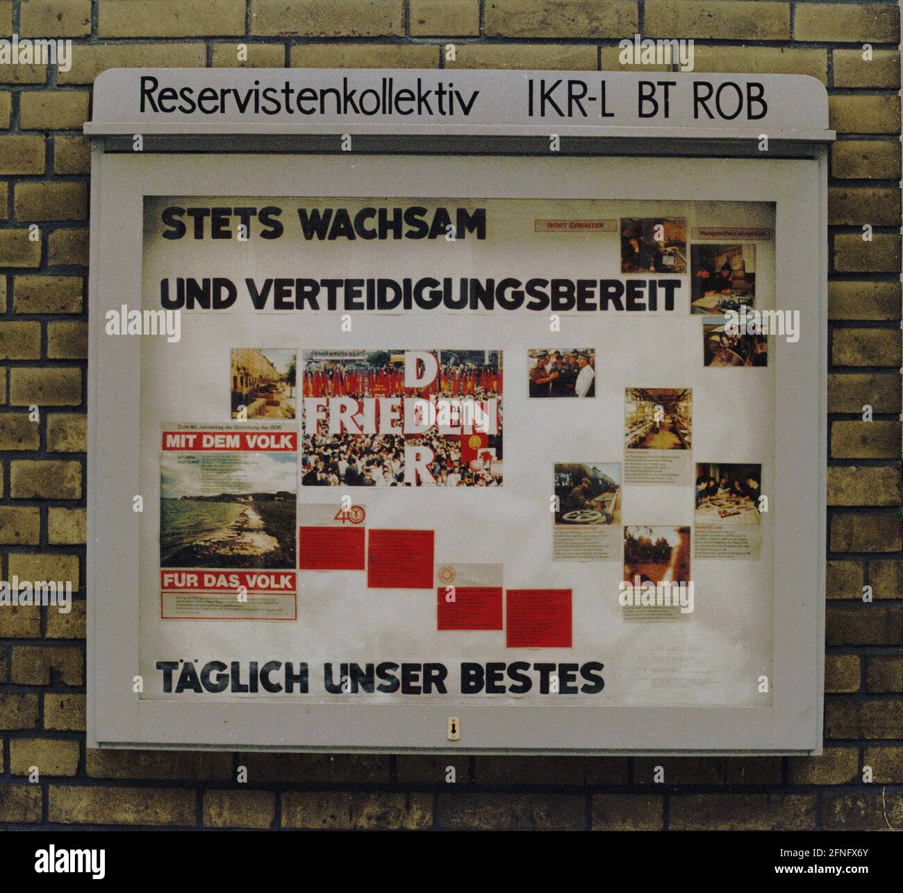 Sachsen-Anhalt / DDR-Land / Dez 1989 VEB Rohrleitungs-Kombinat Bitterfeld. Es werden große Rohre und ganze Kraftwerke produziert. Im Hof die Bretter für die sozialen Gruppen, Reservist Kollektiv -immer wachsam und bereit für die Verteidigung- // Wirtschaft / Industrie / Staat / Sowjet [automatisierte Übersetzung] Stockfoto