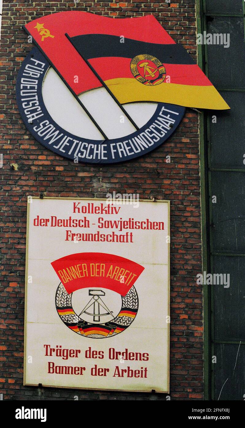 Sachsen-Anhalt / DDR-Land / Dez 1989 VEB Rohrleitungs-Kombinat Bitterfeld. Es werden große Rohre und ganze Kraftwerke produziert. Im Hof die Tafeln für die gesellschaftlichen Gruppen, hier die Gesellschaft für die Deutsch-Sowjetische Freundschaft // Wirtschaft / Industrie / Staat / Sowjet [automatisierte Übersetzung] Stockfoto