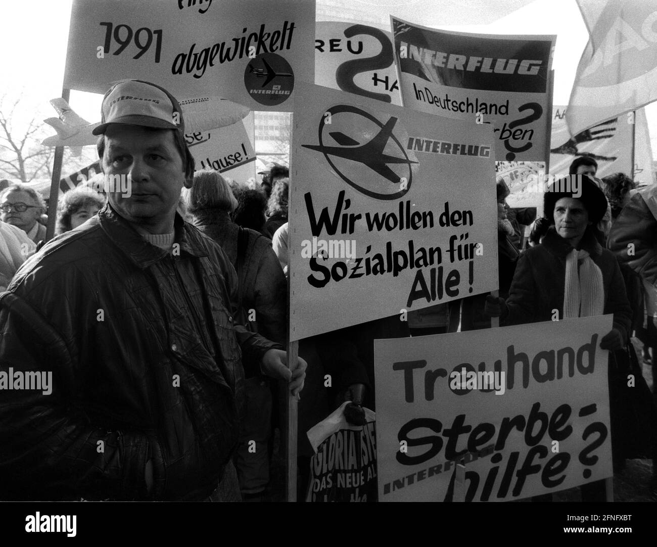 Berlin-Mitte / Alexanderplatz / 1991 Demonstration gegen die Treuhand-Agentur am Alexanderplatz 6. Mitarbeiter der DDR-Fluggesellschaft Interflug protestieren gegen die Einstellung des Flugbetriebs. Das Schild lautet -Treuhand Sterbehilfe- // Demo / Treuhandanstalt / Liquidation Stockfoto