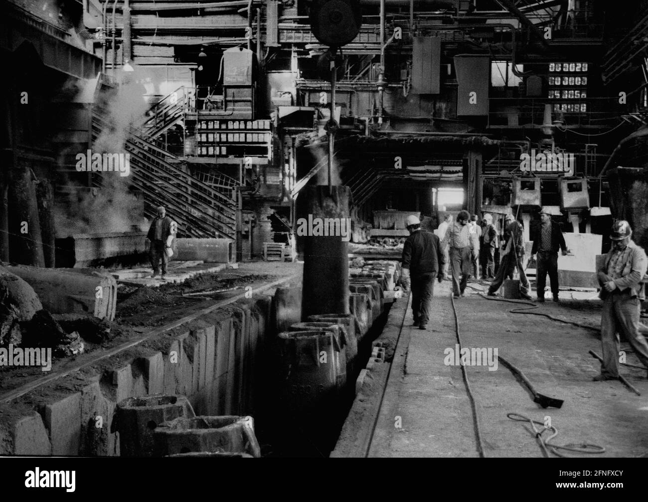 Thüringen / Industrie / 10.7.1992 Stahlwerk Maxhütte in Unterwellenborn, letzter Tag am Hochofen. Das Unternehmen wird von der Treuhand an den ARBED-Konzern verkauft, der nur einen kleinen Teil der Anlage behalten wird. 6000 Arbeiter werden entlassen. // Thüringen / Stahl / Metallindustrie / [automatisierte Übersetzung] Stockfoto