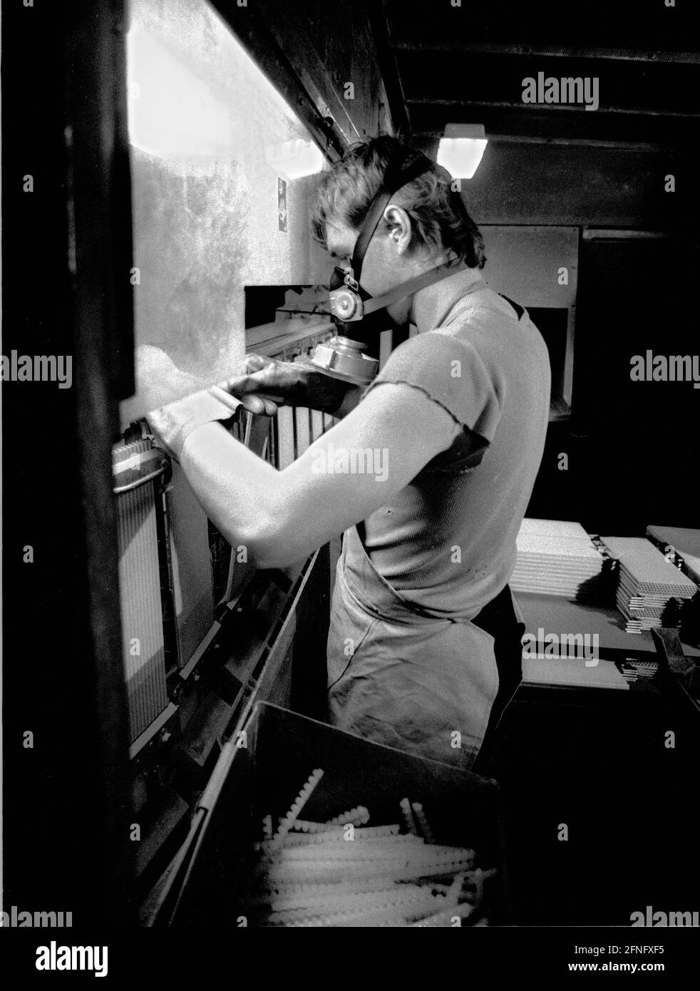 Berlin / DDR / 6/1991 Batteriefabrik (Bleibatterien) in Lichtenberg müssen die Arbeiter mit Gasmasken arbeiten. Es gibt keine Abluftsysteme. Das Unternehmen gehört 1991 zur Treuhand // Umwelt / Luft / Chemie / // Bezirke / Lichtenberg Stockfoto
