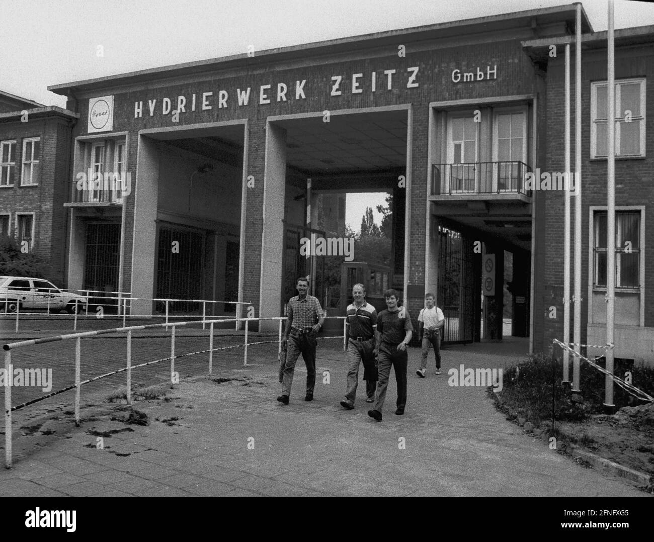 Sachsen-Anhalt / DDR-Land / 8 / 1991 Zeitz Hydrierungsarbeiten. Benzin und Schmieröl werden dort aus Braunkohle hergestellt. Die Arbeiter erleben die letzten Tage der Fabrik. Alles wird abgerissen und neue Firmen sollen dort angesiedelt werden, ein Gewerbegebiet. Foto: Haupteingang, Arbeiter haben ihre Arbeit beendet. Die VEB Hydrierwerke Zeitz beschäftigte 2800 1990 Mitarbeiter // Chemie / Energie / [automatisierte Übersetzung] Stockfoto