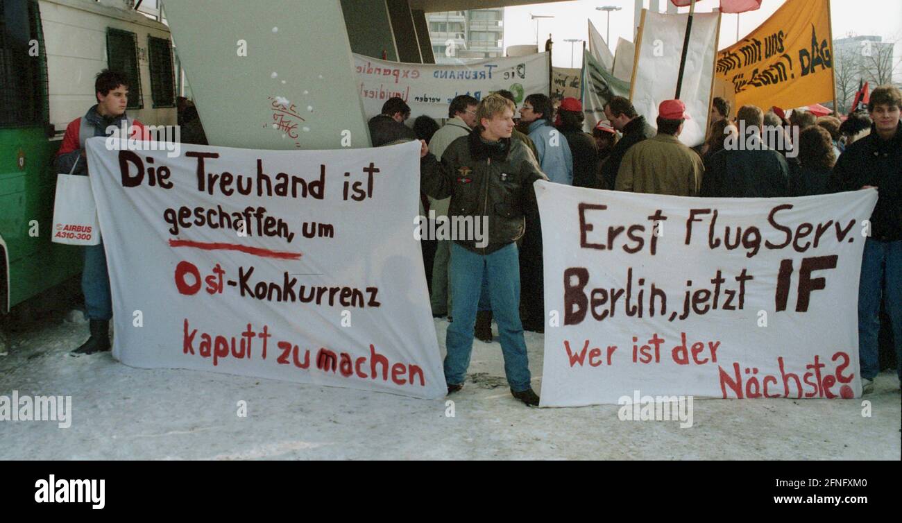 Berlin-Mitte / Alexanderplatz / 1991 Demonstration gegen die Treuhand-Agentur am Alexanderplatz 6. Mitarbeiter der DDR-Fluggesellschaft Interflug protestieren gegen das Ende des Unternehmens. Auf dem Schild steht: -Treuhand wird geschaffen, um den Wettbewerb im Osten zu zerstören- // Demo / DDR / Liquidation / Unification / [automatisierte Übersetzung] Stockfoto