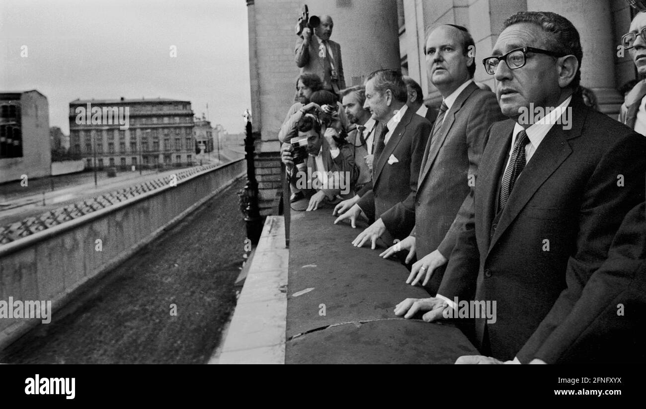 Berliner Mauer / DDR-Grenze /15.6.1980 EINE Delegation der Chase Manhattan Bank besucht den Reichstag. Henry Kissinger, Dietrich Stobbe, Regierender Bürgermeister, und Rockefeller blicken auf die Mauer hinter dem Reichstag. Das Gebäude links hinter der Mauer ist die Technische Kammer der DDR, heute Jakob-Kaiser-Haus des Bundestages. Der Mauerbereich links ist heute Vorplatz für den Bundestag. Berliner Mauer / DDR-Grenze /15.6.1980 EINE Delegation der Chase Manhattan Bank besucht den Reichstag. Henry Kissinger, Dietrich Stobbe, Regierender Bürgermeister, und Rockefeller blicken auf die Mauer hinter dem Reichstag. Stockfoto