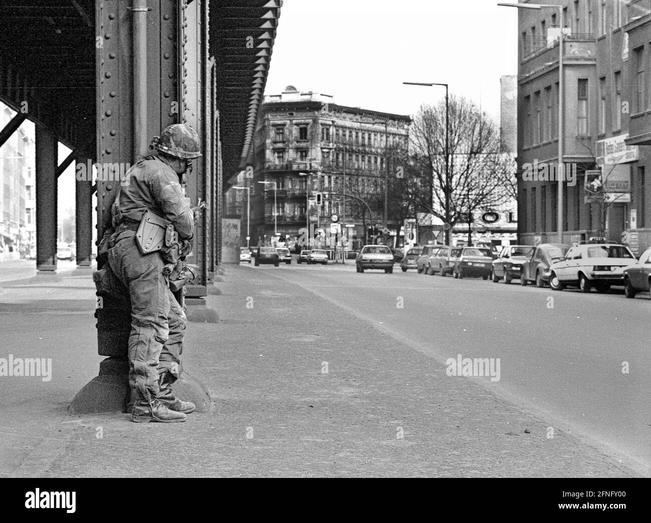 Berlin / Bezirke / Kreuzberg / 20.3.1980 Skalitzer Straße. Amerikanische  Soldaten kämpfen auf den Straßen des Umbaugebiets Kreuzberg. Der ganze  Block steht leer, von Spekulanten von Mietern entleert. Alles soll  abgerissen und