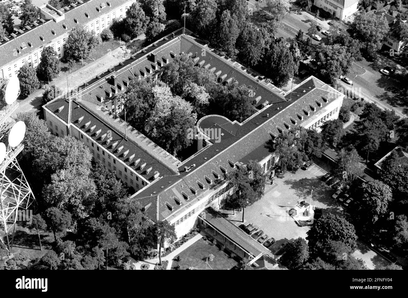 Berlin-Bezirke / Zehlendorf / 5 / 1993 Zehlendorf, Clyallee. Bis 1990 Hauptquartier der US-Truppen in Berlin, bis 1945 Kommandozentrale der Wehrmacht // Berlin-Mitte / Alliierte / Geschichte / NS-Zeit Stockfoto