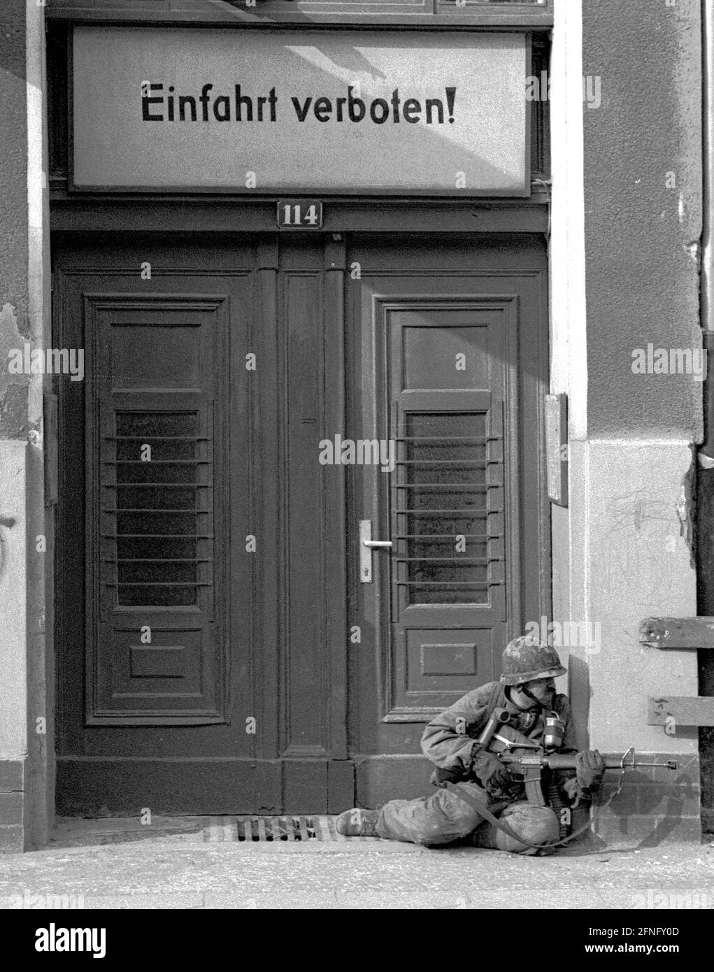 Berlin / Bezirke / Kreuzberg / 20.3.1980 Skalitzer Straße. Amerikanische Soldaten kämpfen auf den Straßen des Umbaugebiets Kreuzberg. Der ganze Block steht leer, von Spekulanten von Mietern entleert. Alles soll abgerissen und durch neue Gebäude ersetzt werden. Die Amerikaner nutzen die Ruinen für Kriegsspiele im Kalten Krieg. // USA / Militär / Alliierte / Besatzungsmacht / Kalter Krieg / Sanierung / Bauspaculation / [automatisierte Übersetzung] Stockfoto